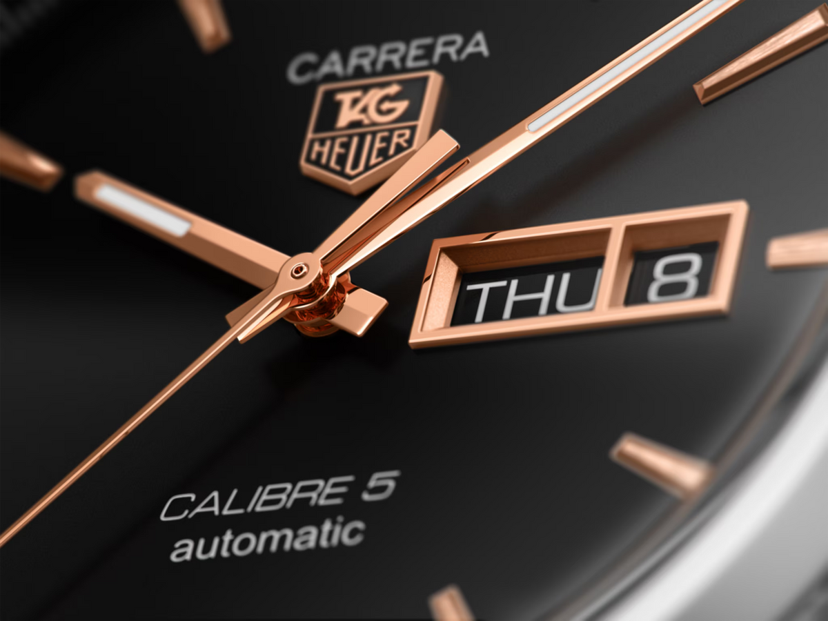Orologio TAG Heuer, quadrante nero con indici oro rosa e datario 'THU' '8'