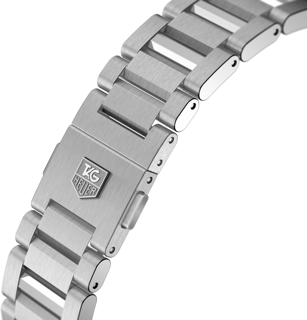 Orologio TAG Heuer Carrera con bracciale in acciaio e chiusura.