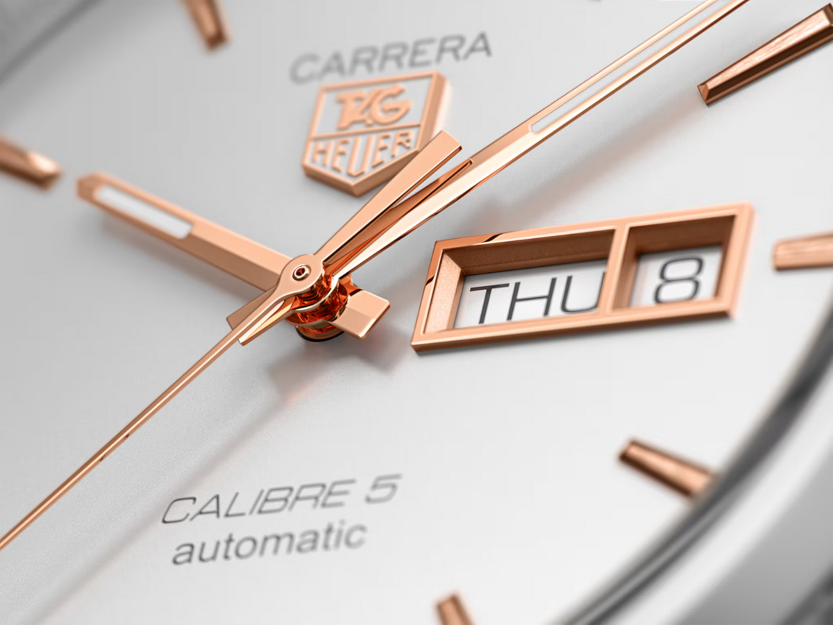 Primo piano quadrante argento TAG Heuer Carrera con DAY/8 e lancette oro rosa.