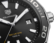 Orologio TAG Heuer Aquaracer: quadrante nero con indici bianchi e scritta 300 METERS