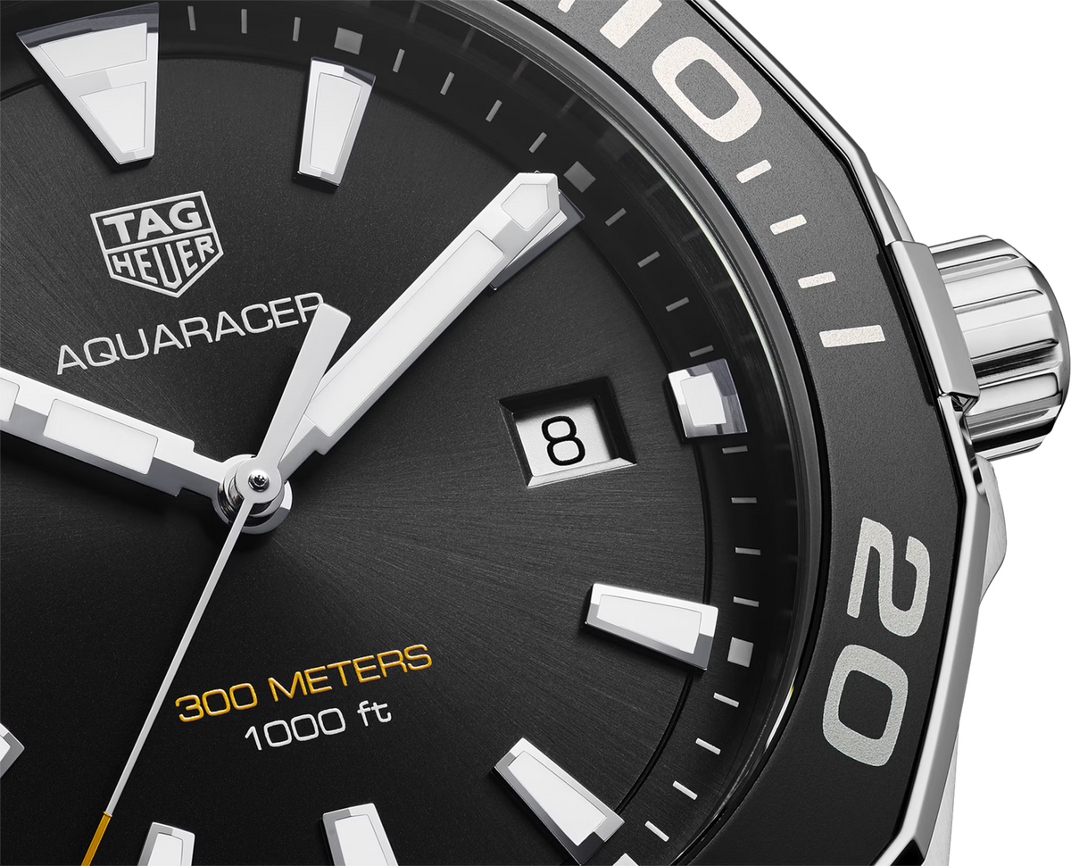 Orologio TAG Heuer Aquaracer: quadrante nero con indici bianchi e scritta 300 METERS