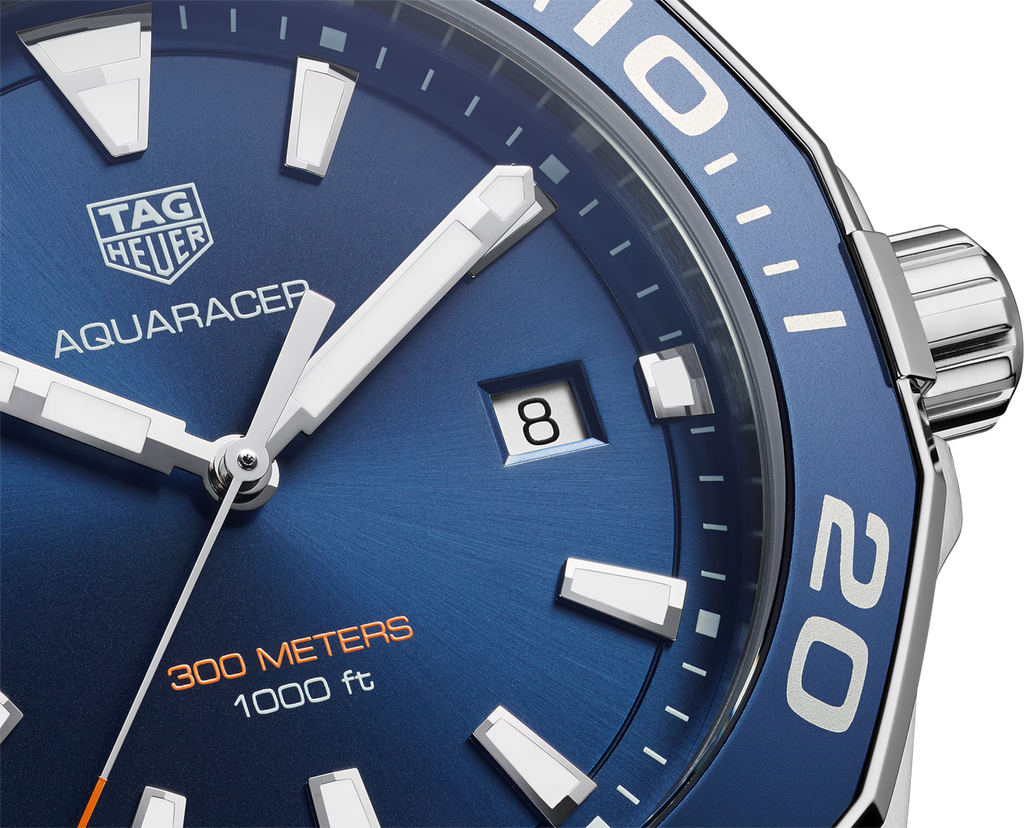 Orologio subacqueo con quadrante blu, indici bianchi e data 8, lunetta blu