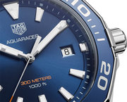 Orologio subacqueo con quadrante blu, indici bianchi e data 8, lunetta blu