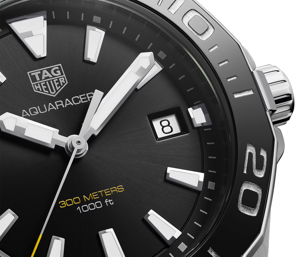 Orologio TAG Heuer Aquaracer con quadrante nero, indici luminescenti e data '8'