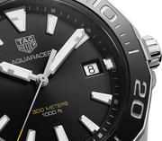 Orologio TAG Heuer Aquaracer con quadrante nero, indici luminescenti e data '8'