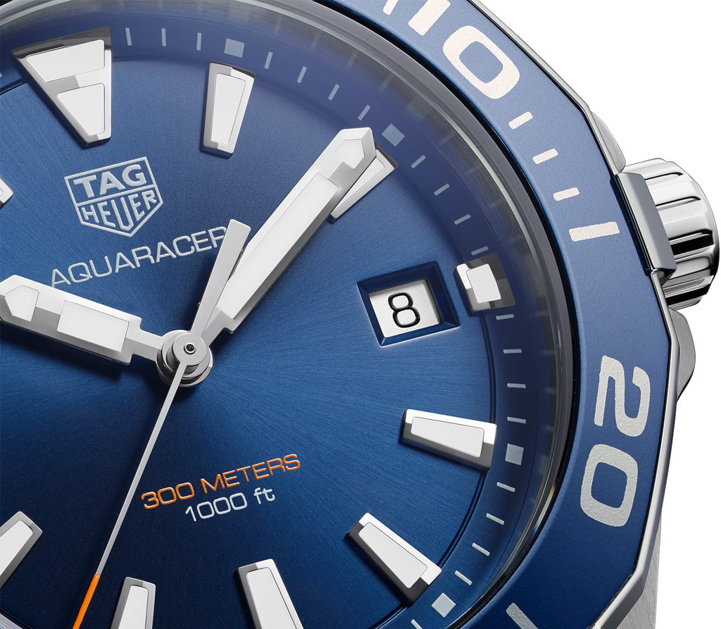 Quadrante blu con data 8 e indici luminosi dell’orologio Aquaracer