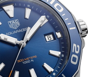 Quadrante blu con data 8 e indici luminosi dell’orologio Aquaracer
