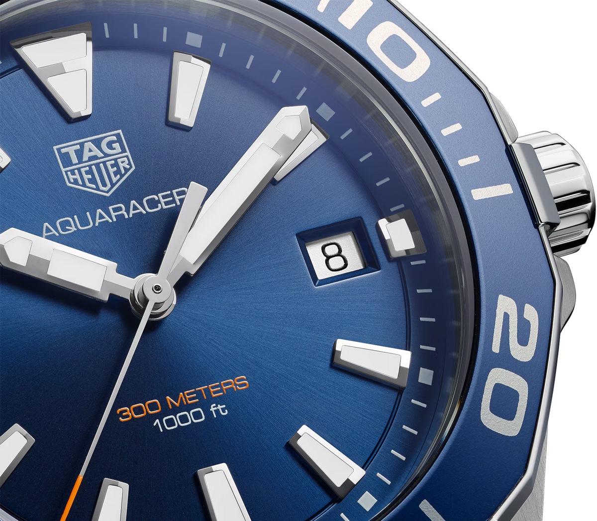 Quadrante blu con data 8 e indici luminosi dell’orologio Aquaracer