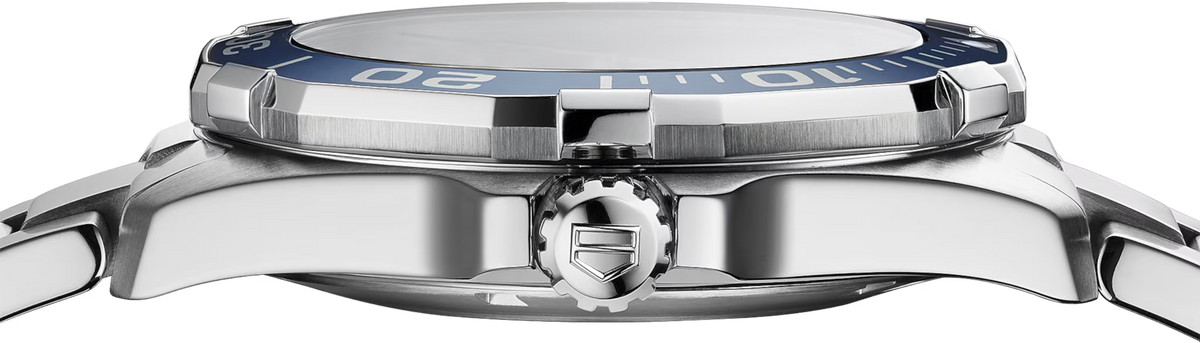 Cassa acciaio e lunetta blu dell’orologio TAG Heuer Aquaracer, vista laterale