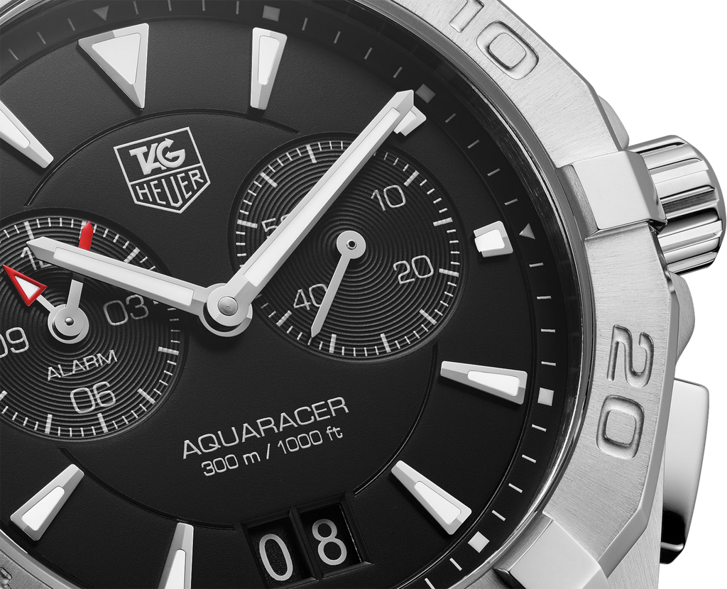 Orologio TAG Heuer Aquaracer con quadrante nero, indici luminosi e data 08