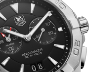 Orologio TAG Heuer Aquaracer con quadrante nero, indici luminosi e data 08