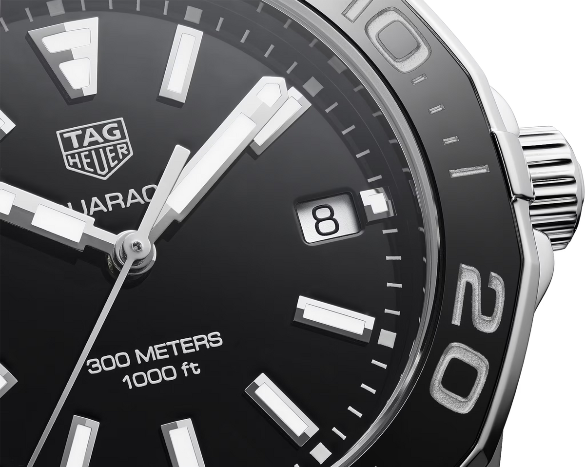 Orologio subacqueo: quadrante nero con indici bianchi e data al 8