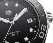 Orologio con quadrante nero e datario 8, indici con diamanti, lancette e numeri