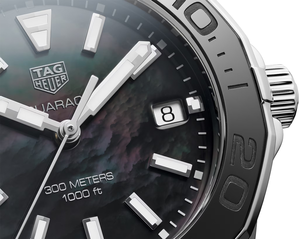 Orologio TAG Heuer Aquaracer con quadrante nero madreperla, data su 8 e indici luminosi