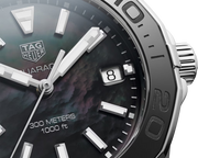 Orologio TAG Heuer Aquaracer con quadrante nero madreperla, data su 8 e indici luminosi