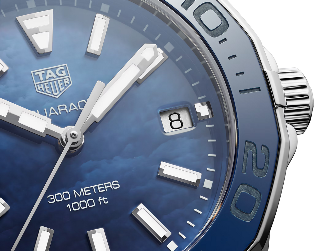 Orologio TAG Heuer Aquaracer con quadrante blu e datario '8' a ore tre