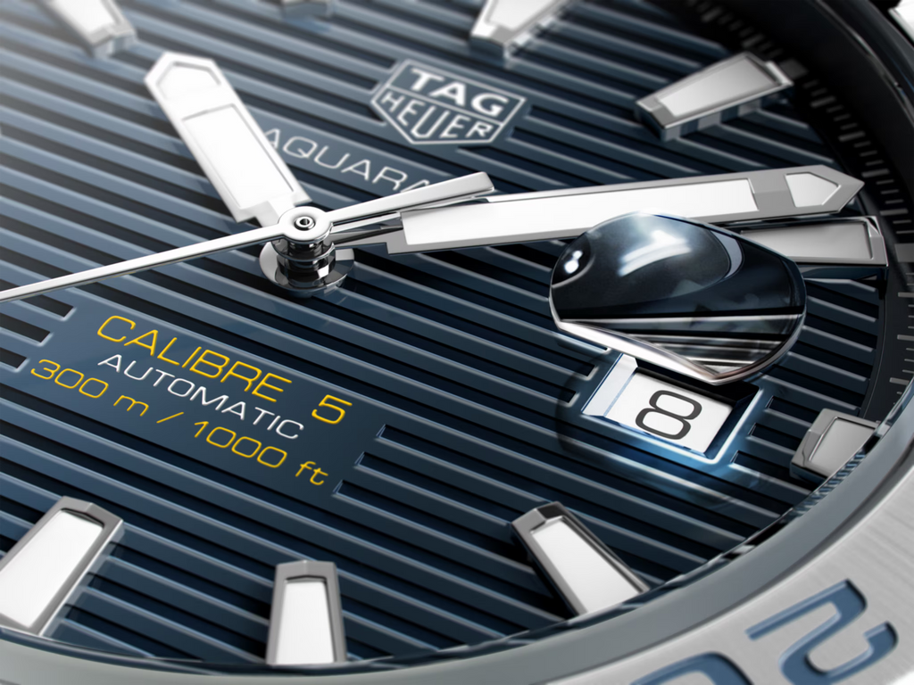 Quadrante blu con datario e scritte TAG Heuer Aquaracer; motivo a linee