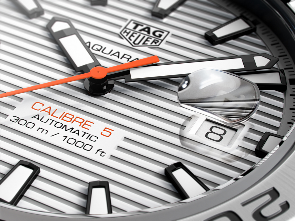 Quadrante dell’orologio con logo TAG Heuer Aquaracer, indici neri e lancette arancioni