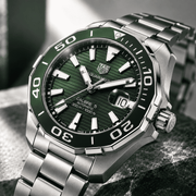 Orologio TAG Heuer Aquaracer con lunetta verde, quadrante verde e bracciale in acciaio