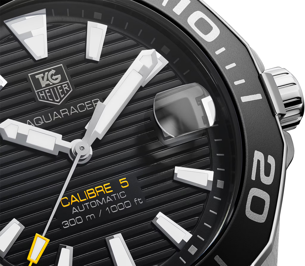 Quadrante nero dell’orologio TAG Heuer Aquaracer con indici e lancette