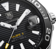 Quadrante nero dell’orologio TAG Heuer Aquaracer con indici e lancette
