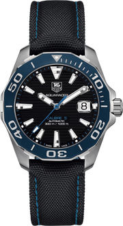 Orologio TAG Heuer Aquaracer 300M con quadrante nero, ghiera blu e cinturino nylon nero.