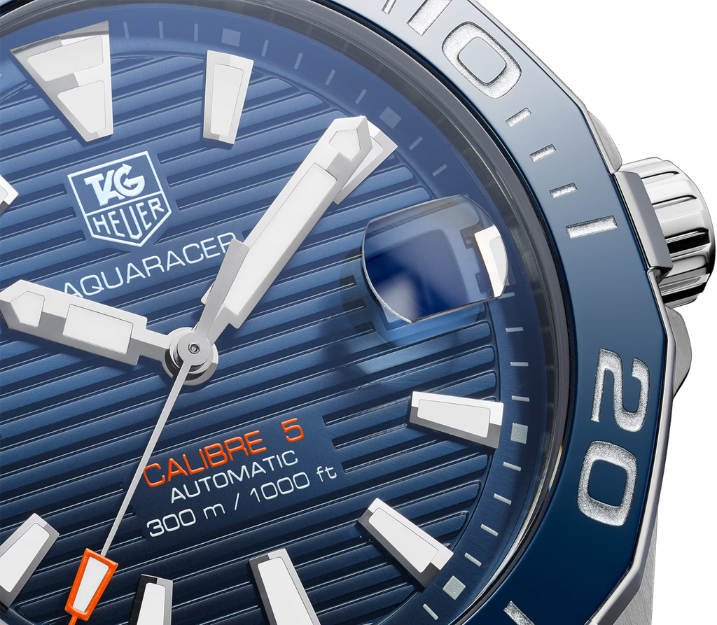 Quadrante blu dell’orologio TAG Heuer Aquaracer con lancette, indici e data