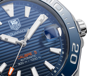 Quadrante blu dell’orologio TAG Heuer Aquaracer con lancette, indici e data