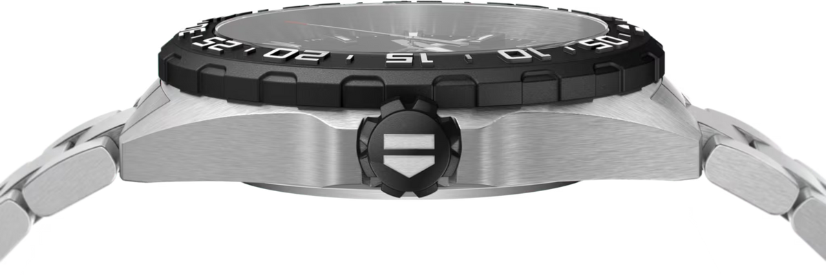 Cassa e lunetta in acciaio dell’orologio TAG Heuer con marcature sulla ghiera
