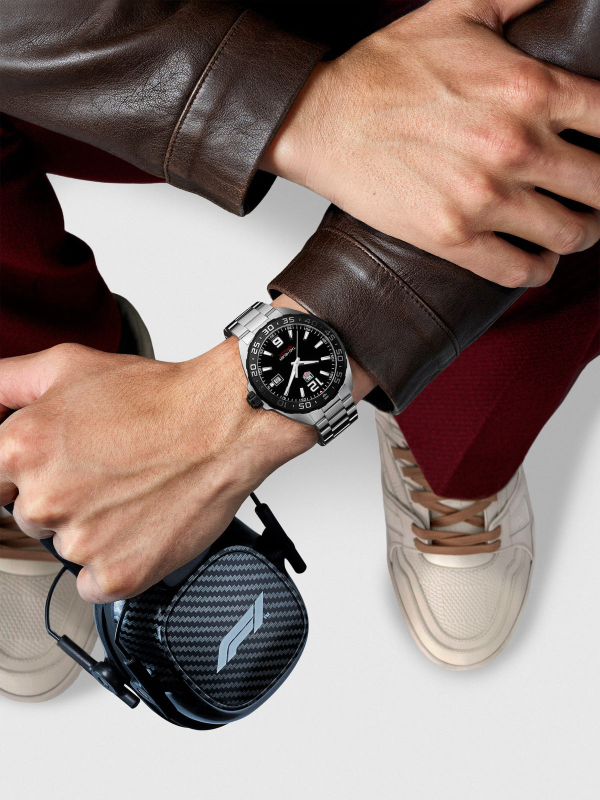 Orologio TAG Heuer al polso con quadrante nero e cinturino in acciaio