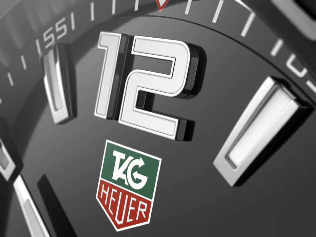 Orologio TAG Heuer Formula 1: quadrante nero con numeri bianchi e logo TAG Heuer