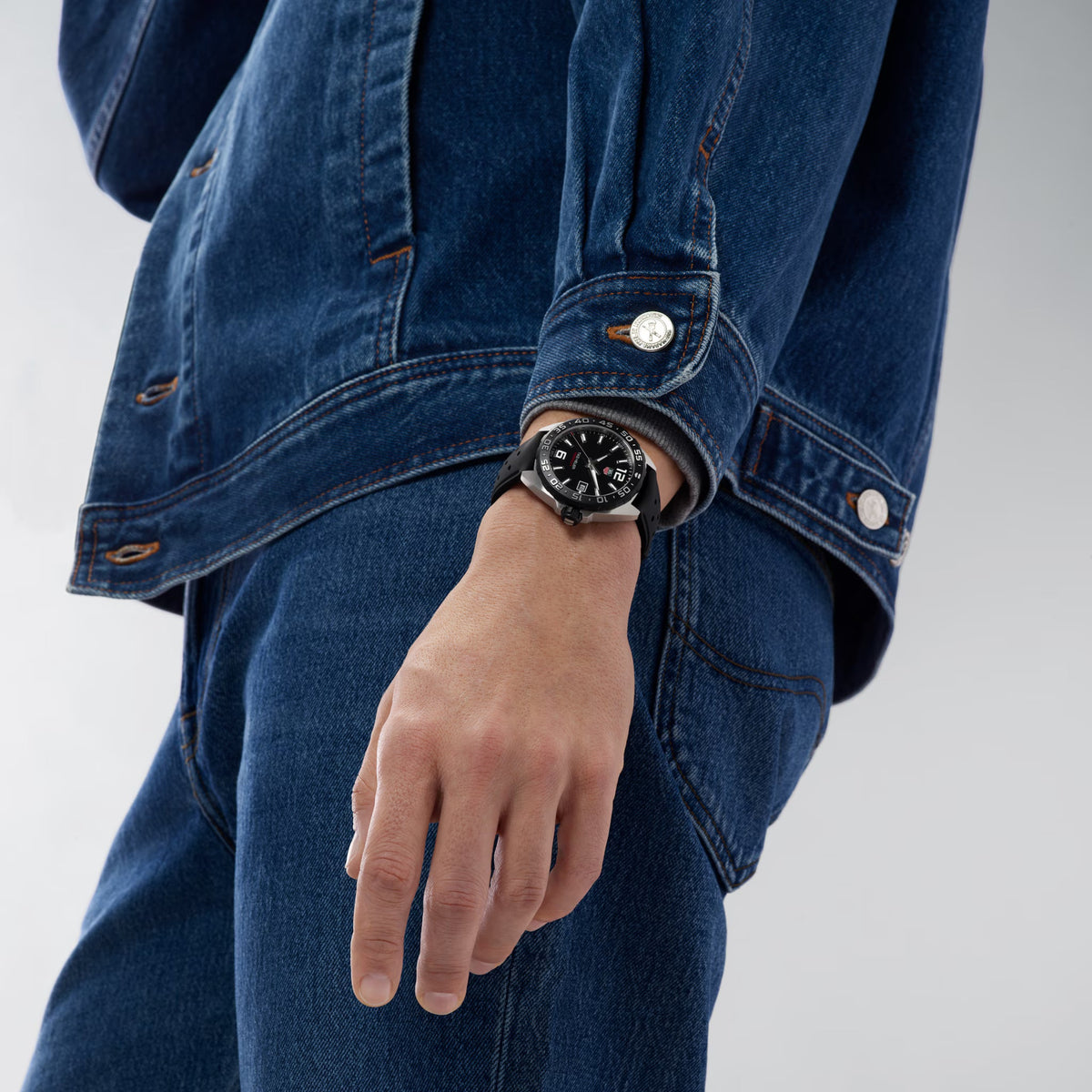 Orologio TAG Heuer Formula 1 sul polso: cinturino in caucciù nero e quadrante nero