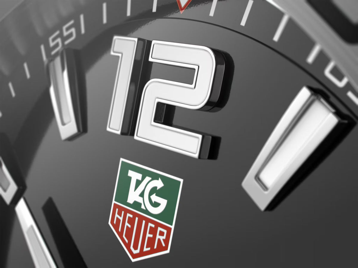 Quadrante nero dell’orologio TAG Heuer Formula 1 con logo TAG Heuer e indici