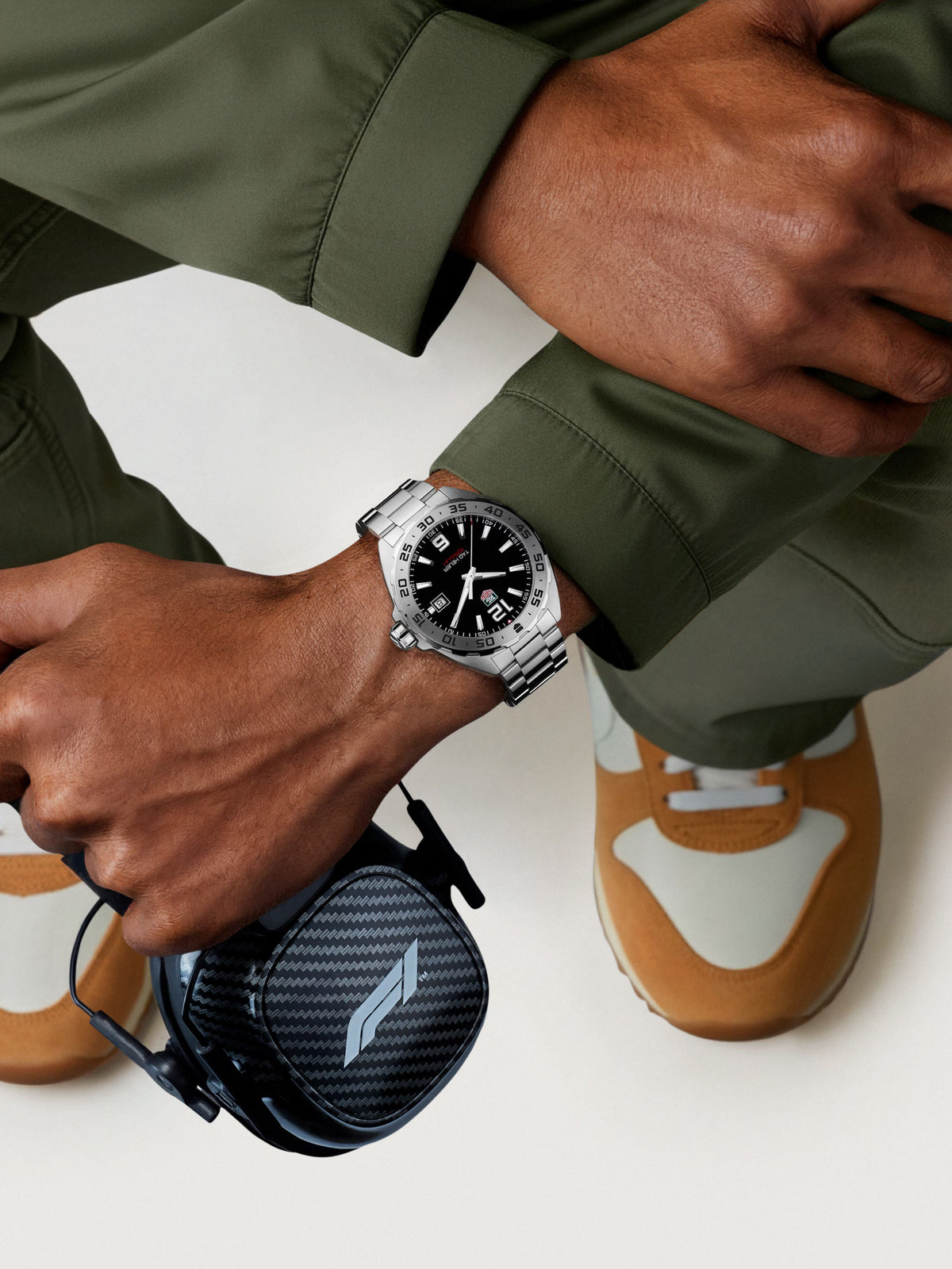 Orologio TAG Heuer Formula 1 con quadrante nero su bracciale d’acciaio, indossato al polso