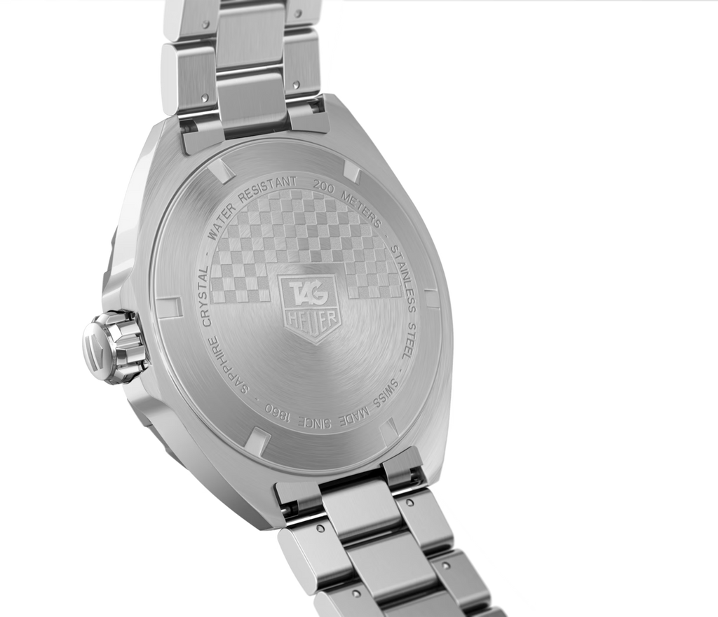 Orologio TAG Heuer con cassa in acciaio e fondello con scritte di resistenza all’acqua