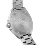 Orologio TAG Heuer con cassa in acciaio e fondello con scritte di resistenza all’acqua