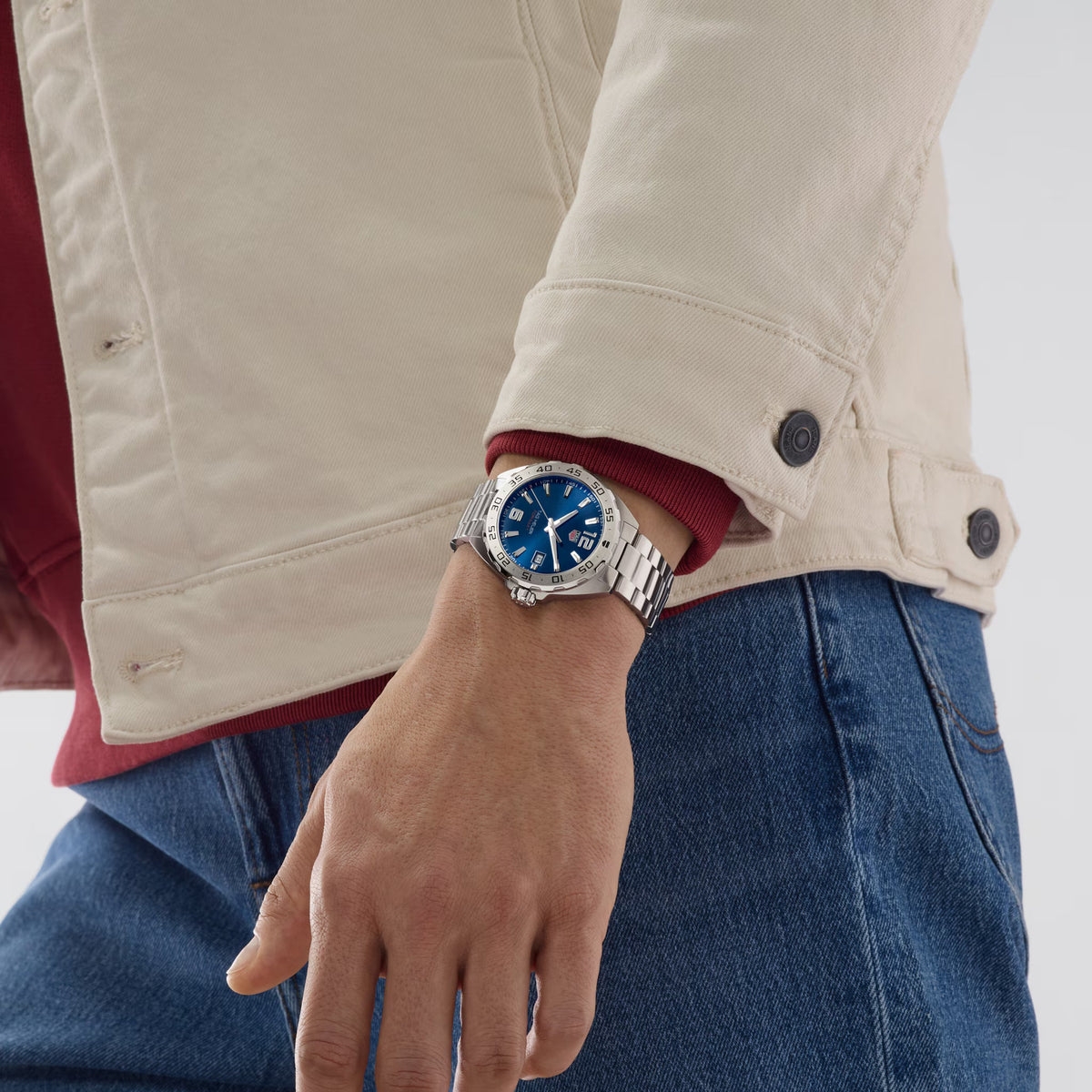 Orologio TAG Heuer con quadrante blu, bracciale in acciaio e finestra data rettangolare