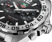 Orologio TAG Heuer con quadrante nero e indici luminescenti, dettaglio cassa