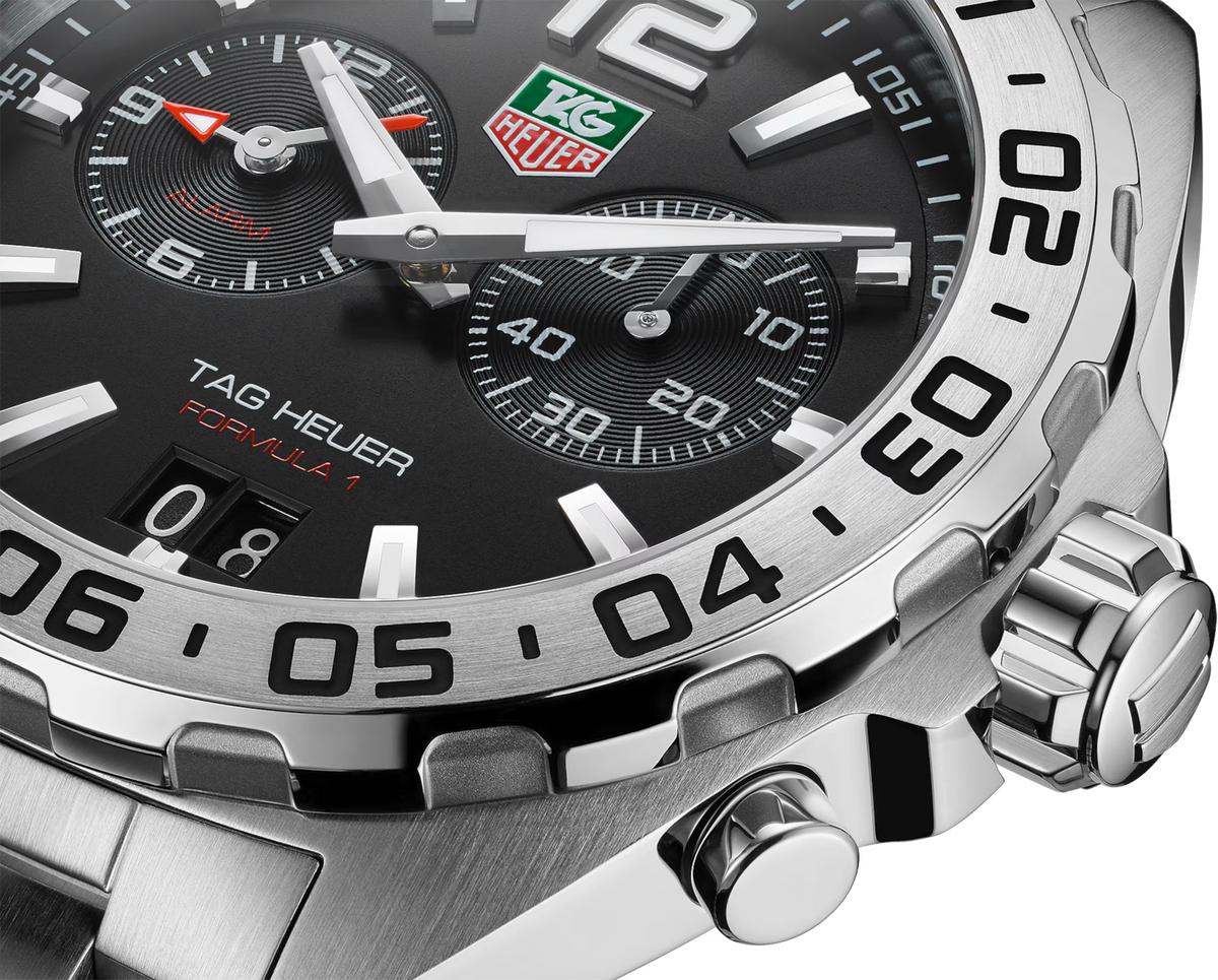 Orologio TAG Heuer con quadrante nero e indici luminescenti, dettaglio cassa