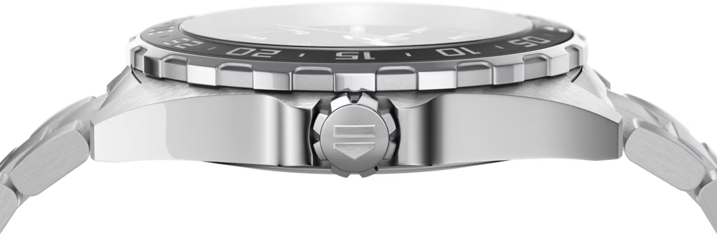 Orologio TAG Heuer vista dall’alto con lunetta girevole e corona.