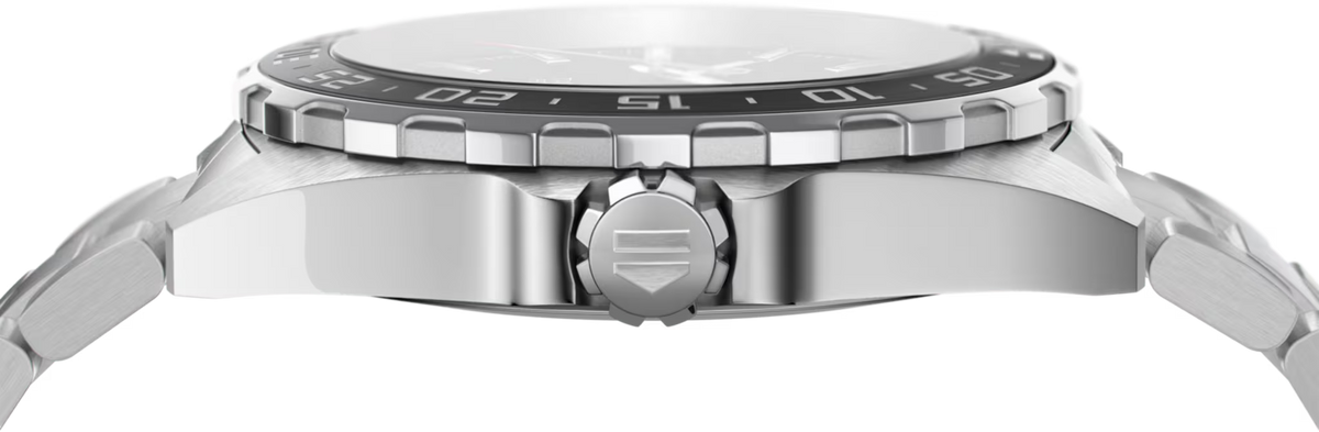 Orologio TAG Heuer vista dall’alto con lunetta girevole e corona.
