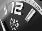Quadrante nero TAG Heuer con logo TAG Heuer e indici bianchi