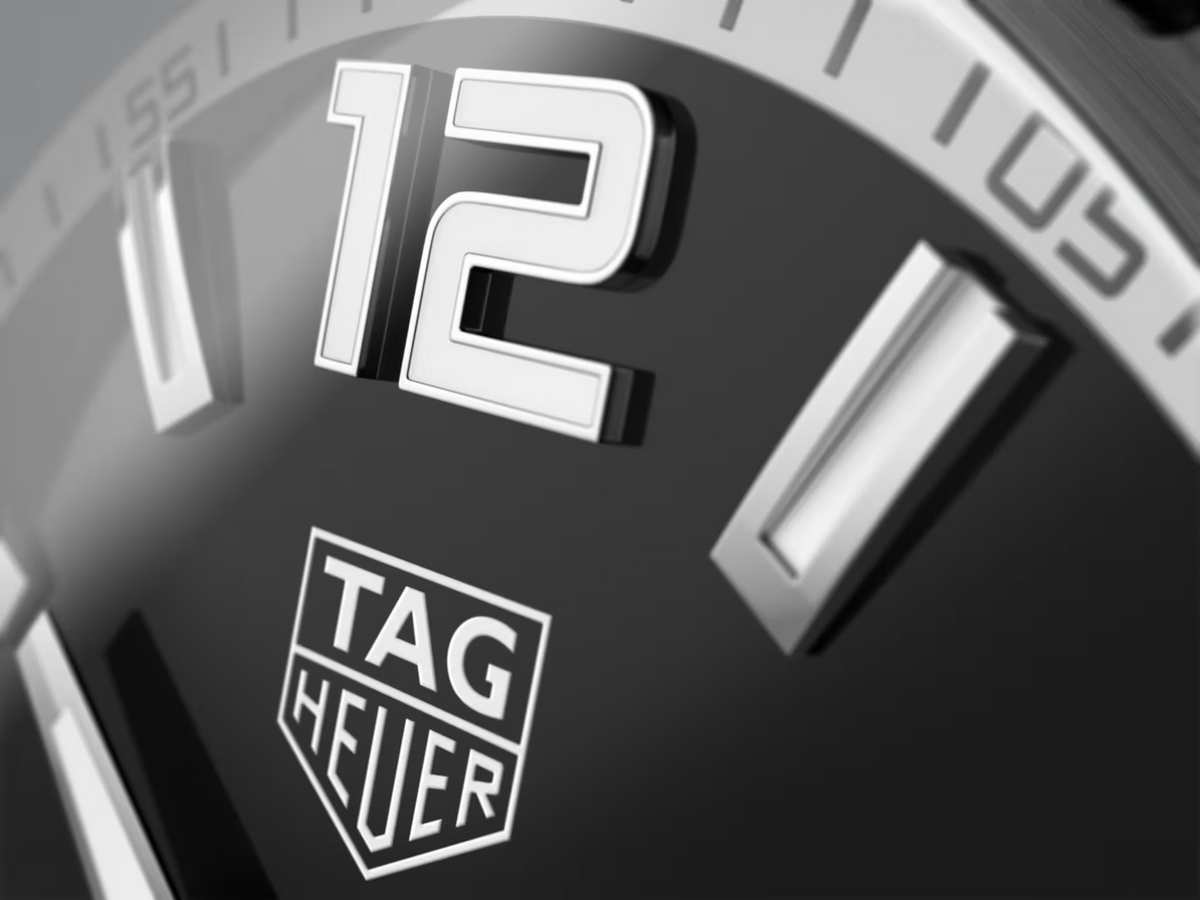 Quadrante nero TAG Heuer con logo TAG Heuer e indici bianchi