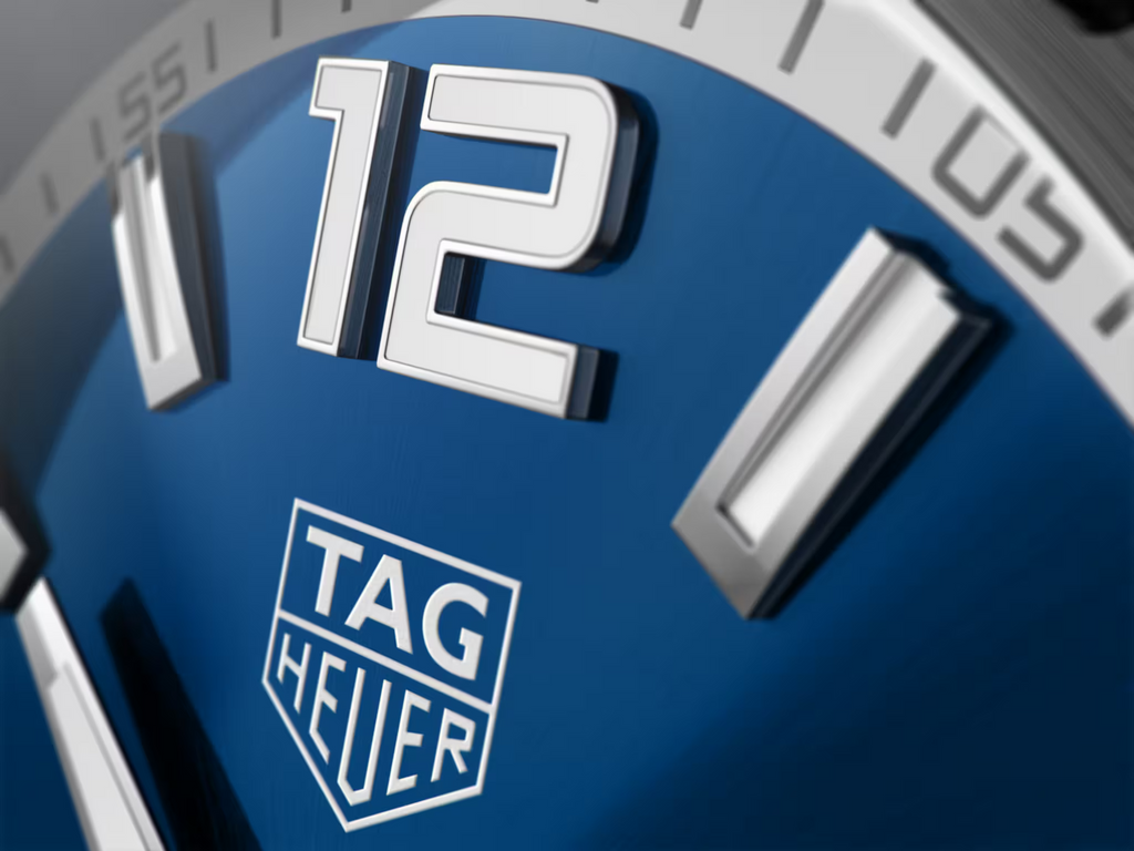 Dettaglio quadrante blu con logo TAG Heuer e numeri bianchi