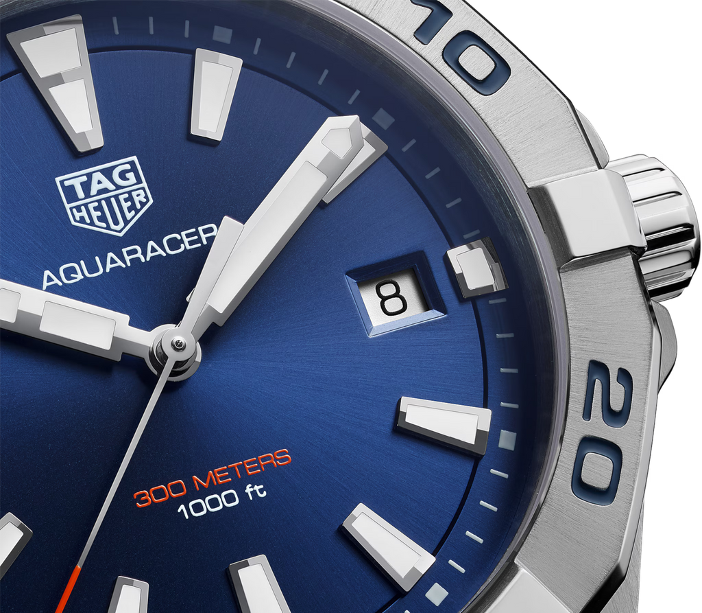 Quadrante blu TAG Heuer Aquaracer con datario, indici e lancette, vetro zaffiro