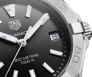 Orologio da polso: quadrante nero con indici e data, scala immersione