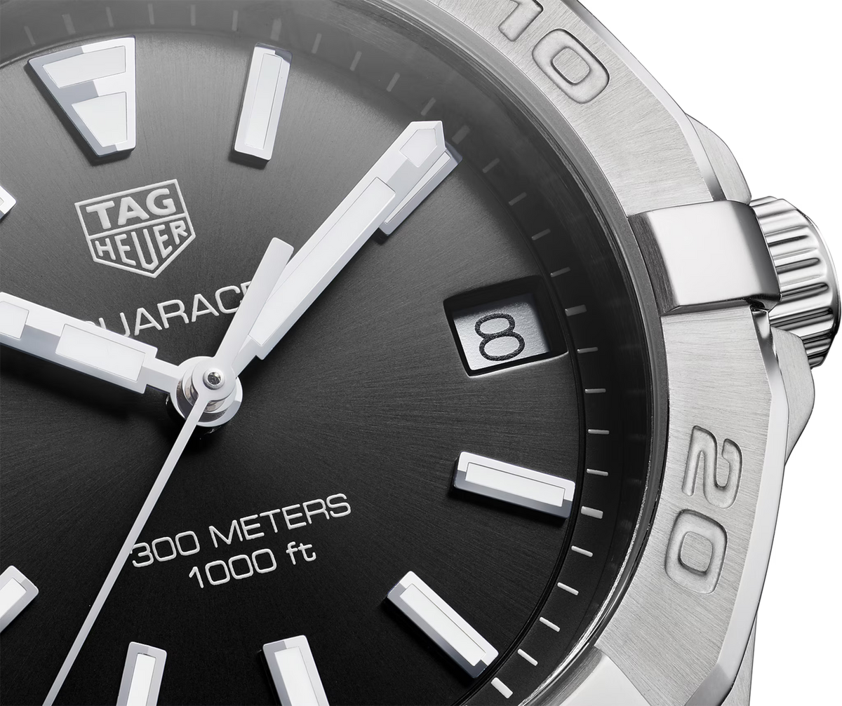 Orologio da polso: quadrante nero con indici e data, scala immersione