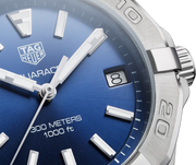Primo piano quadrante blu dell’orologio TAG Heuer Aquaracer donna, datario e indici