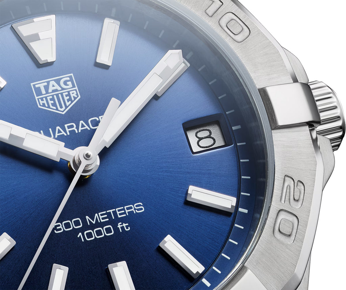 Primo piano quadrante blu dell’orologio TAG Heuer Aquaracer donna, datario e indici