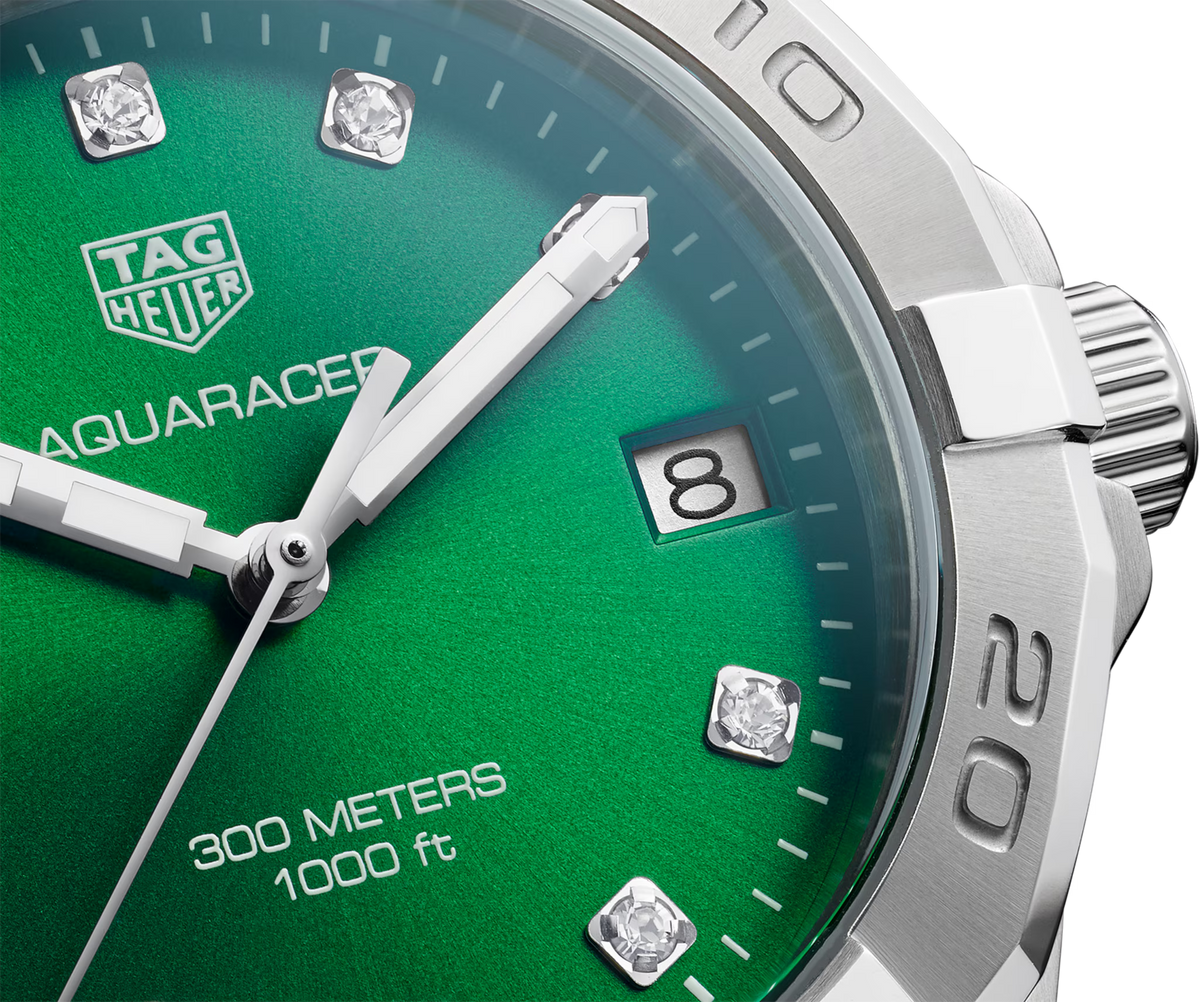 Quadrante verde TAG Heuer Aquaracer con datario e indici luminescenti